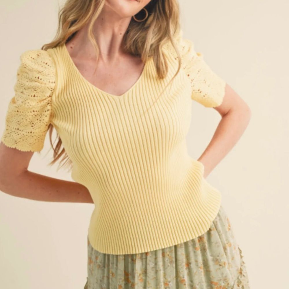&Merci Yellow Ribbed Embroidered Sleeve Top Women’s Medium